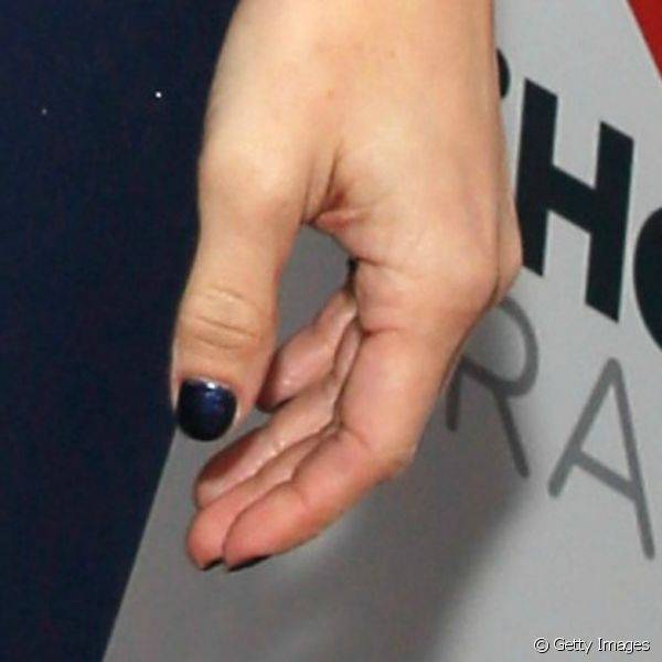 Para a edi??o de 2016 do iHeartCountry, Ashley Greene apostou no esmalte azul com acabamento met?lico combinando com o vestido